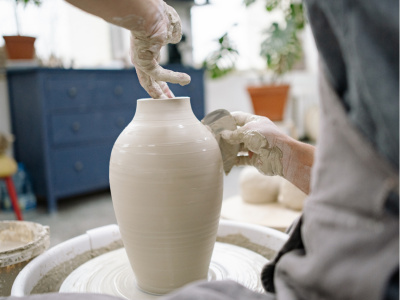 Atelier- Fa&ccedil;onnage d'un vase- EN PR&Eacute;SENTIEL