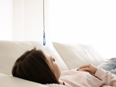 Les bienfaits de l&rsquo;hypnoth&eacute;rapie sur la sant&eacute; - EN PR&Eacute;SENTIEL